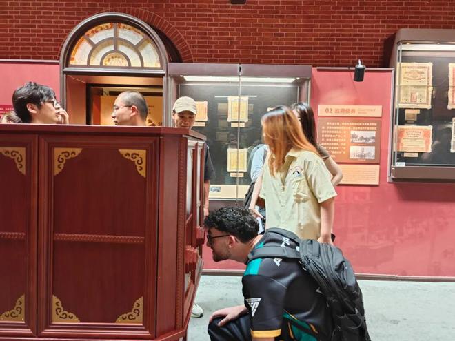 从线上竞技场到线下老弄堂：国际电竞选手化身“文旅体验官”漫步虹口(图3)