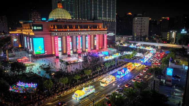 上海旅游节花车开启各区巡游首站驶进普陀