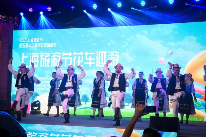 上海旅游节花车开启各区巡游首站驶进普陀(图4)