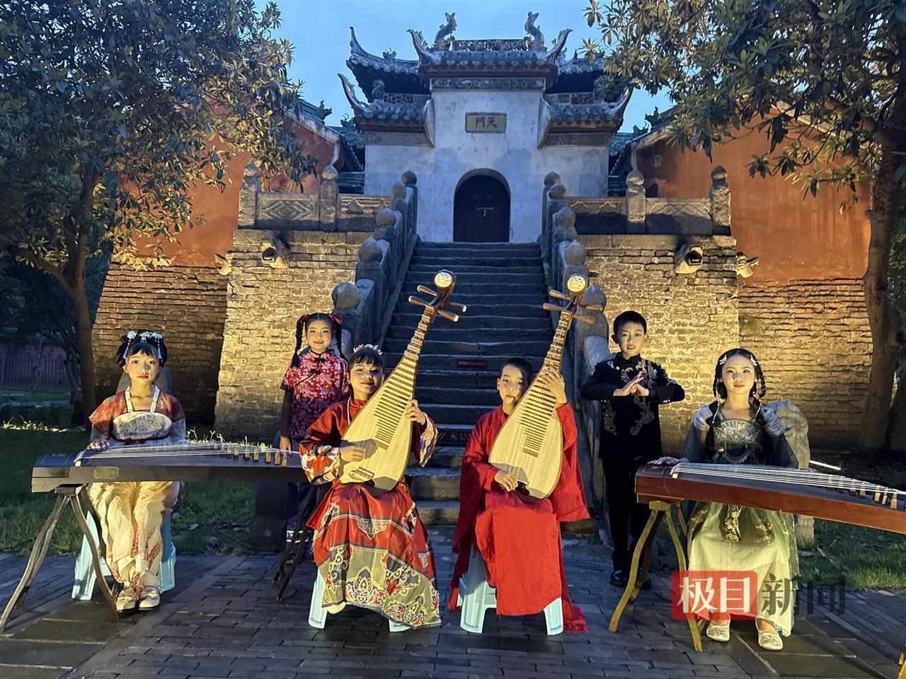 实景演出、AI机器狗吸引游客 湖北假期旅游持续升温(图4)
