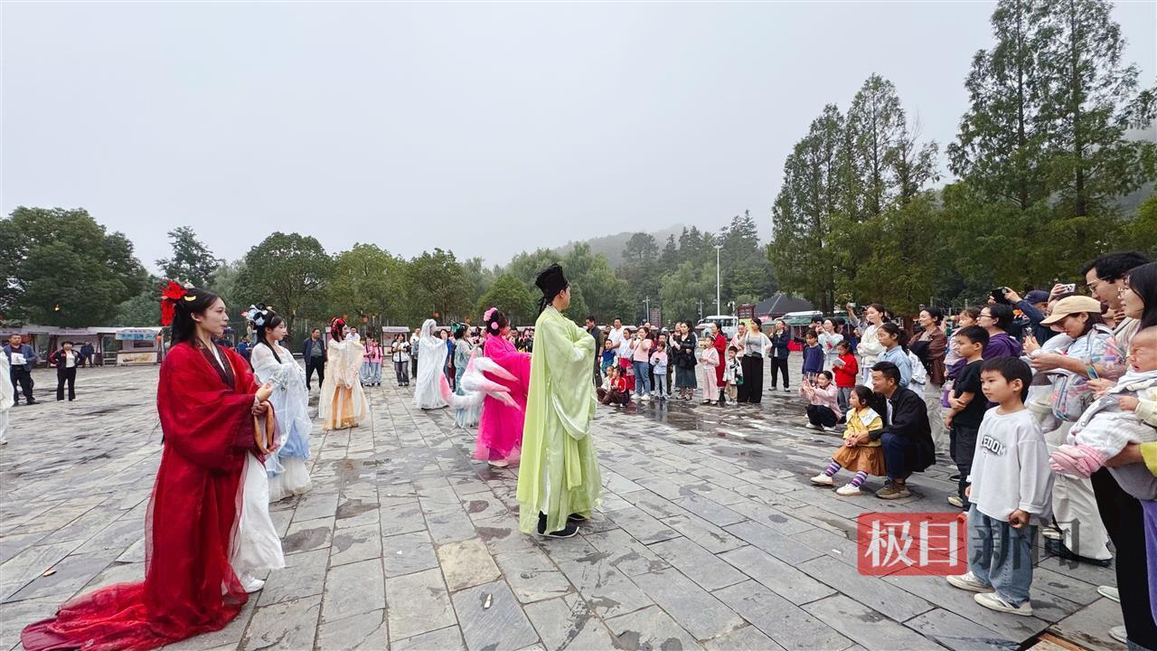 实景演出、AI机器狗吸引游客 湖北假期旅游持续升温(图9)