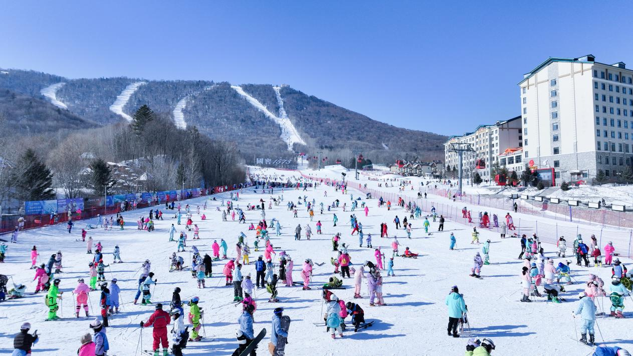 亚布力滑雪旅游度假区2025—2026雪季强势领跑 春雪盛宴火热进行中