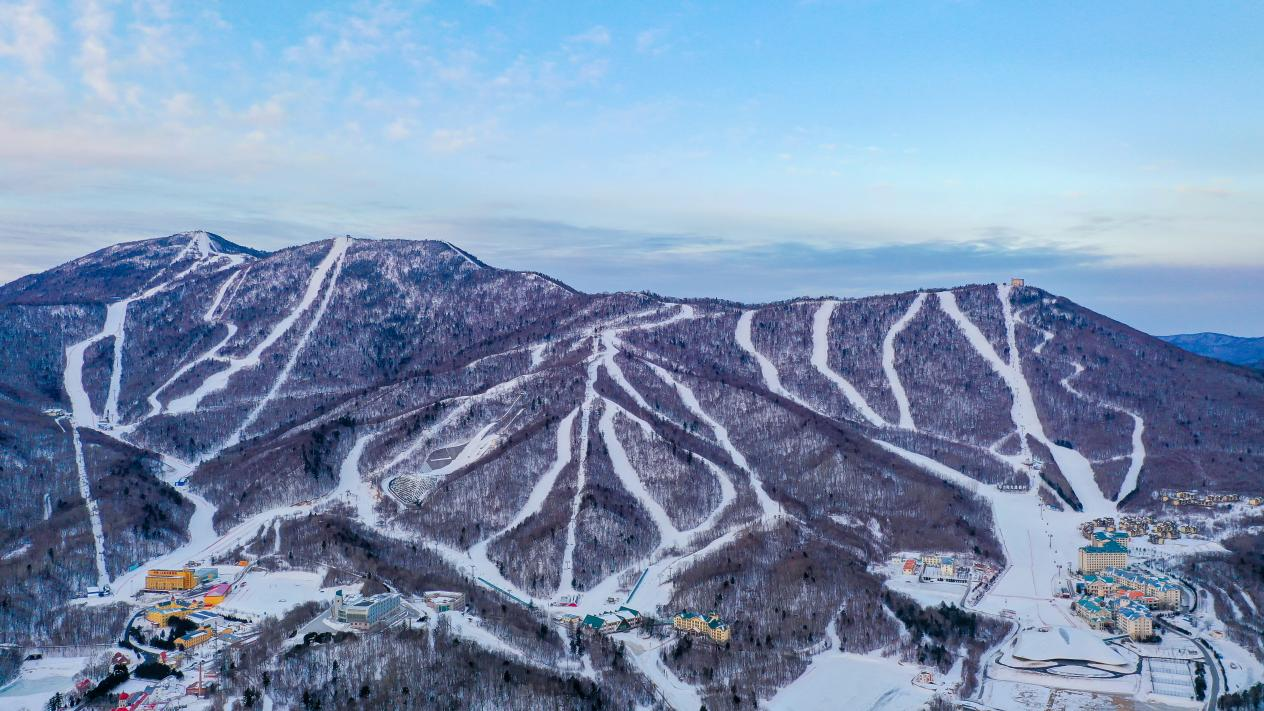 亚布力滑雪旅游度假区2025—2026雪季强势领跑 春雪盛宴火热进行中(图2)