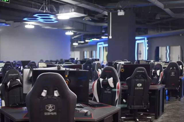 华硕（ASUS）ROG创世神EVA联名定制二号机：电竞游戏体验的巅峰之作